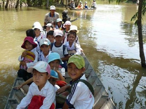 Những chuyến đò chông chênh chở học sinh ở Cà Mau đến trường.