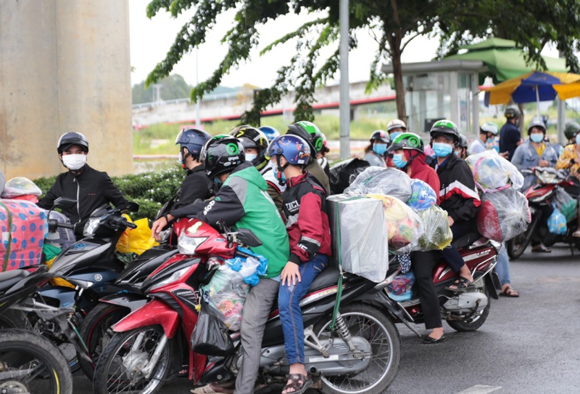 Nhiều người dân tự chạy xe máy về quê bị chặn lại tại chốt cửa ngõ TP Thủ Đức, chiều 30/9. Ảnh: Hà An.